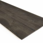 Leveä musta paneeli